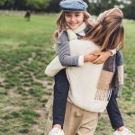 Mère tenant sur les mains fille