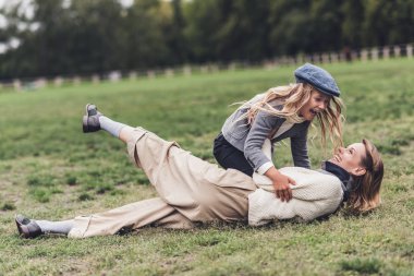 Anne ve kızı kırsal eğleniyor 