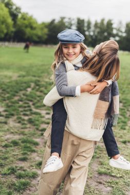 el kızı üzerinde tutan anne 