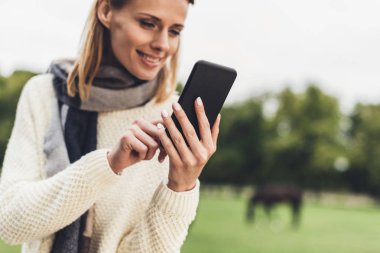 Çekici kadın Smartphone kullanarak