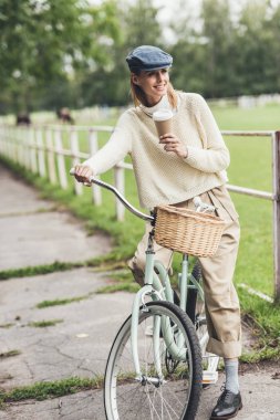 kahve bisikletle kadınla 