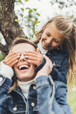 Annene sürpriz yapmak kızı