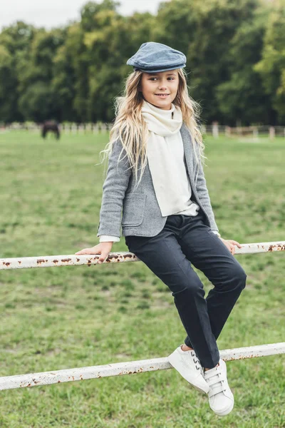 Bambino alla moda in campagna — Foto Stock