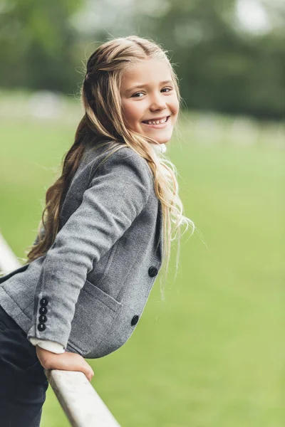 Criança sorrindo loira — Fotografia de Stock