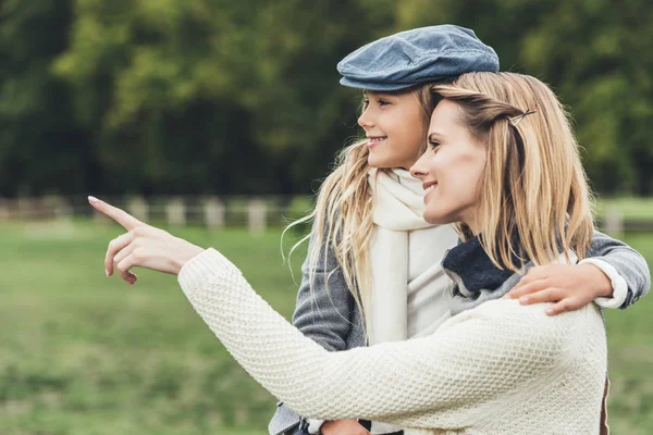 Moeder en dochter op platteland — Stockfoto