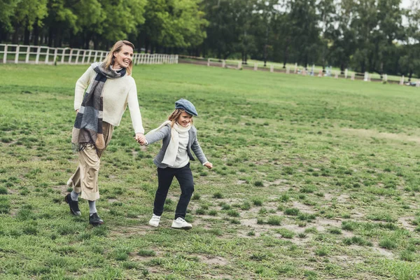 Anne ve kızı kırsal yürüyüş 
