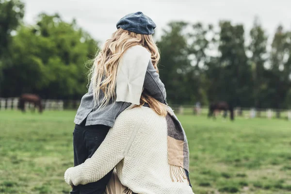 Family hugging at countryside — Stock Photo, Image