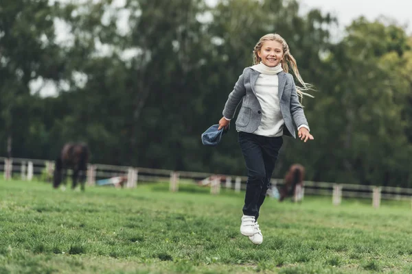 Kid running at countryside — Stock Photo, Image