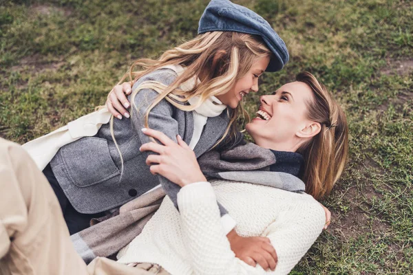 Família se divertindo no campo — Fotografia de Stock