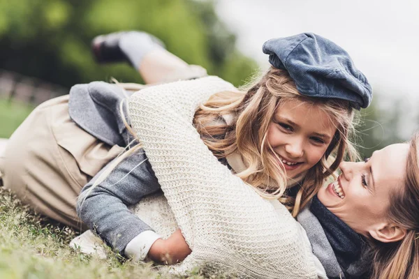 Aile sarılma ve having fun