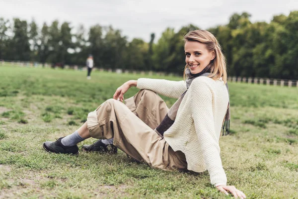 Leende kvinna på landsbygden — Gratis stockfoto