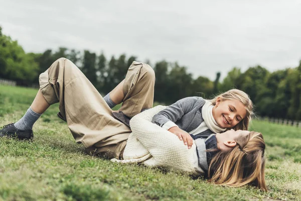 Family lying on grass at countryside — Stock Photo, Image