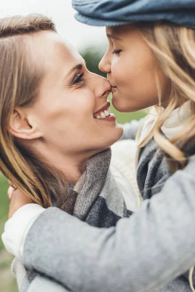 Mother and daughter at countryside — Stock Photo, Image
