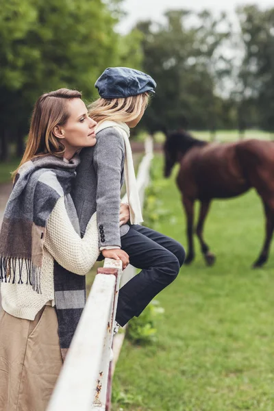 Madre e hija en el paddock con caballo — Foto de Stock
