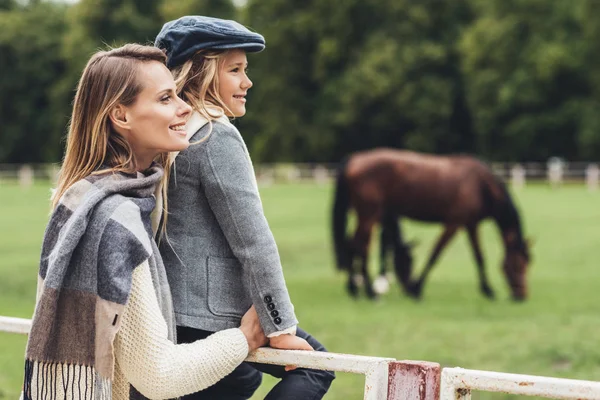 Mor och dotter på paddock med häst — Stockfoto