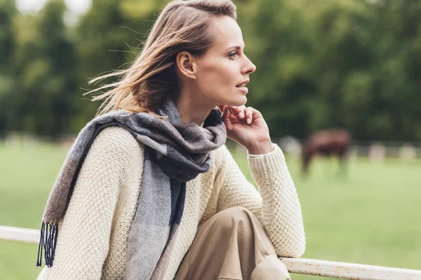 Stylish woman in autumn outfit — Stock Photo, Image