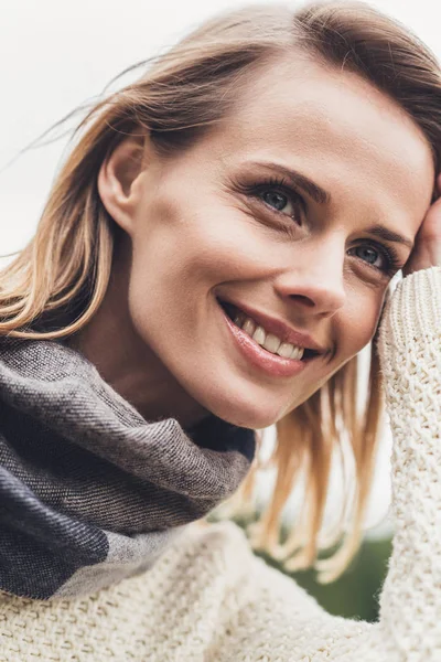 Mujer en traje de otoño — Foto de Stock