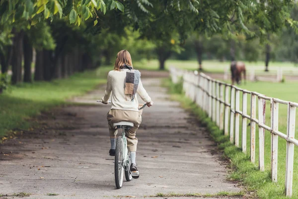 Frau fährt Fahrrad auf dem Land — Stockfoto