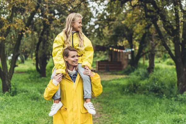 Madre piggybacking su hija — Foto de Stock