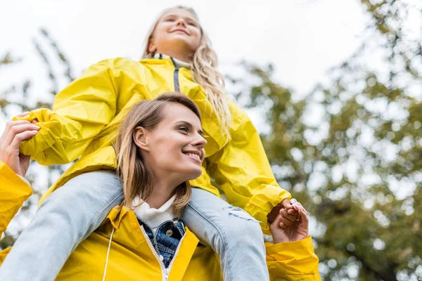 Madre piggybacking su hija — Foto de Stock