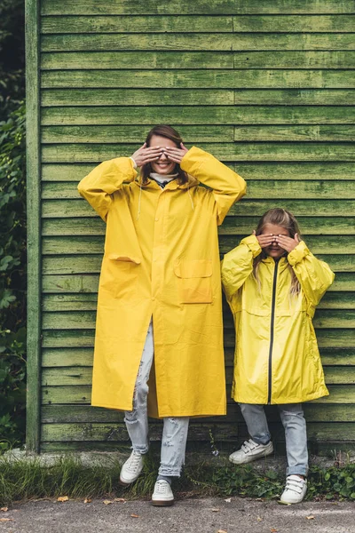 Mother and daughter closing eyes — Stock Photo, Image