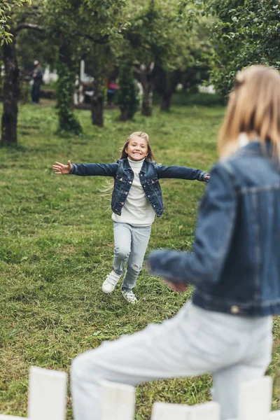 Daughter running to mother — Stock Photo, Image
