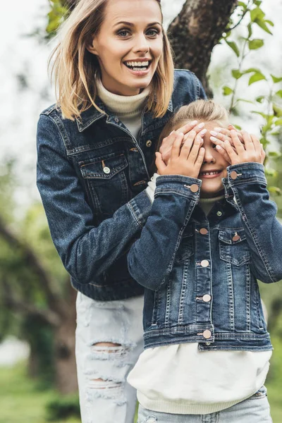 Moeder dochter verrassing worden aangebracht — Stockfoto