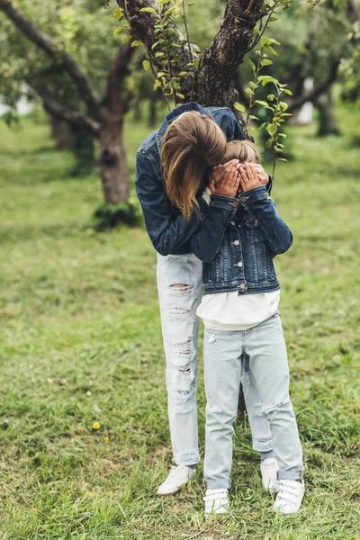 Mama închide ochii fiicei — Fotografie, imagine de stoc