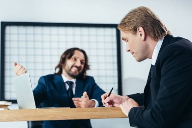 Ofiste çalışan iş adamları.