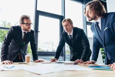 Ofiste çalışan iş adamları.