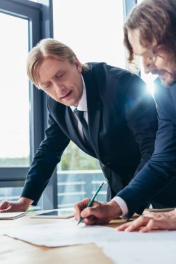 Ofiste çalışan iş adamları.