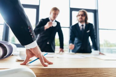 Ofiste çalışan iş adamları.