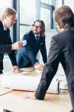 Ofiste çalışan iş adamları.