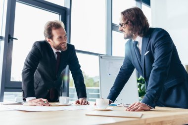 Ofiste çalışan iş adamları.