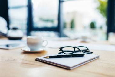 defter ve kalem ile gözlük