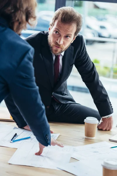 Affärsmän som arbetar i tjänst — Stockfoto