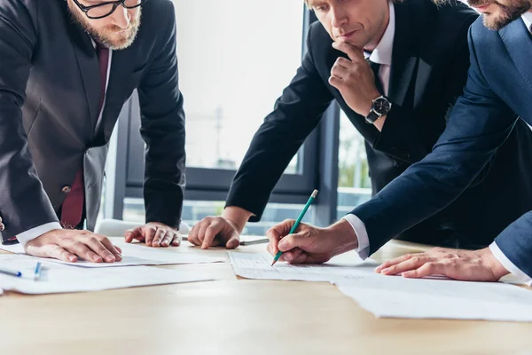 Les hommes d'affaires travaillant dans le bureau — Photo