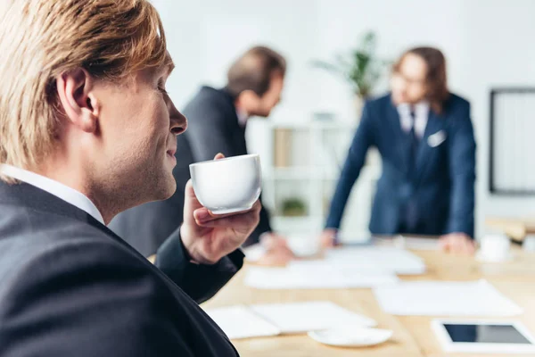 Empresário bebendo café — Fotografia de Stock