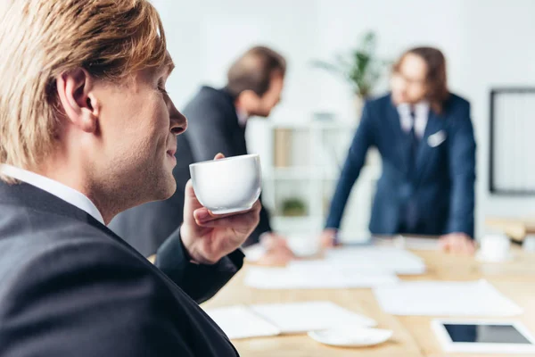 Affärsman som dricker kaffe — Stockfoto