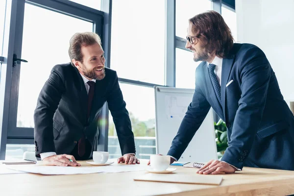 Ofiste çalışan iş adamları.