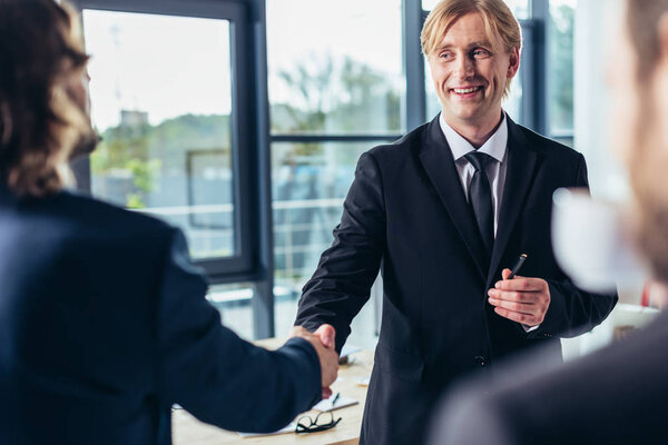 Zakenmensen schudden elkaar de hand — Stockfoto