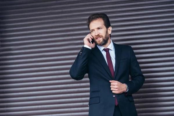 Empresário falando em Smartphone — Fotografia de Stock