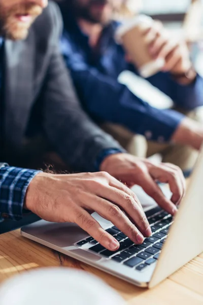 Person mit Laptop — Stockfoto