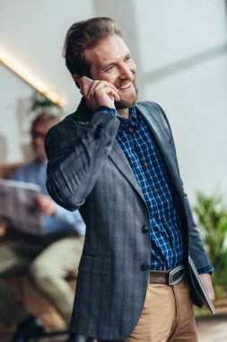 smartphone üzerinde konuşan adam