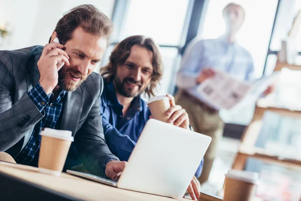 Empresarios usando laptop — Foto de Stock