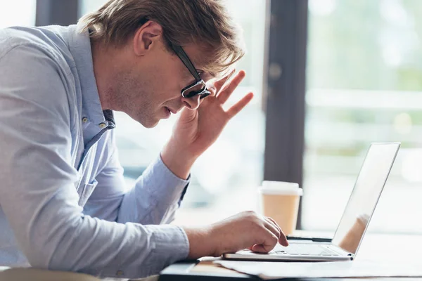 Man met laptop — Stockfoto