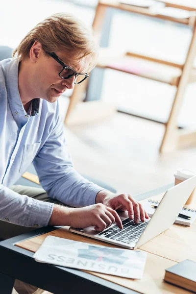 Mann benutzt Laptop — kostenloses Stockfoto