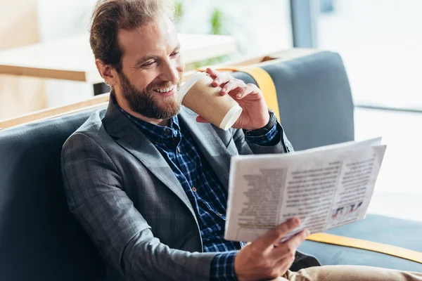 Homem lendo jornal e bebendo café — Fotografia de Stock