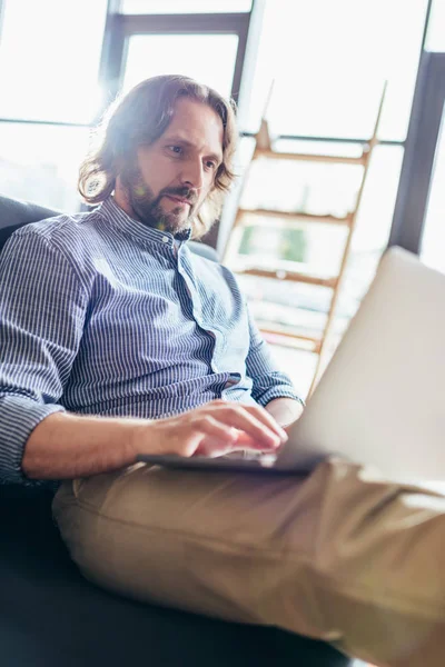 Hombre usando ordenador portátil — Foto de Stock