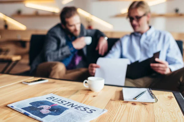 Coffee cup and newspaper — Stock Photo, Image